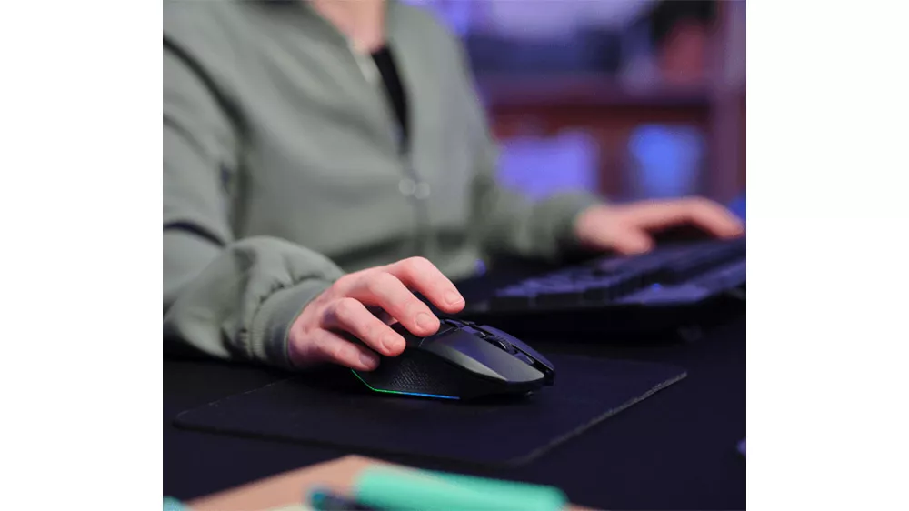 Herná myš Trust GXT 112 Felox Wireless s podložkou demonštrujúca presnosť optického senzora pri hraní akčných hier