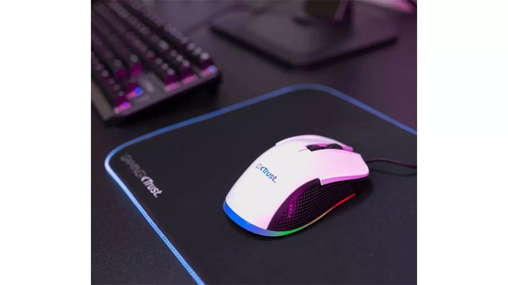 Herná myš Trust GXT 922W YBAR Gaming v akcii počas hrania ukazujúca ergonomický tvar a optický senzor
