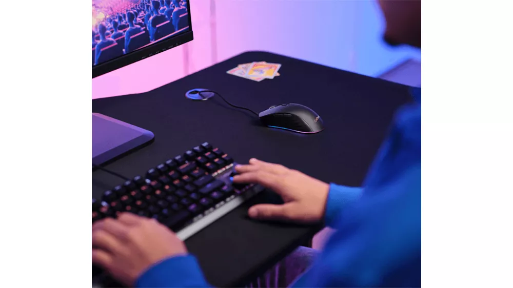 Herná myš Trust GXT 924 YBAR+ v akcii zobrazujúca precízny optický senzor a ergonomický tvar pre maximálne pohodlie
