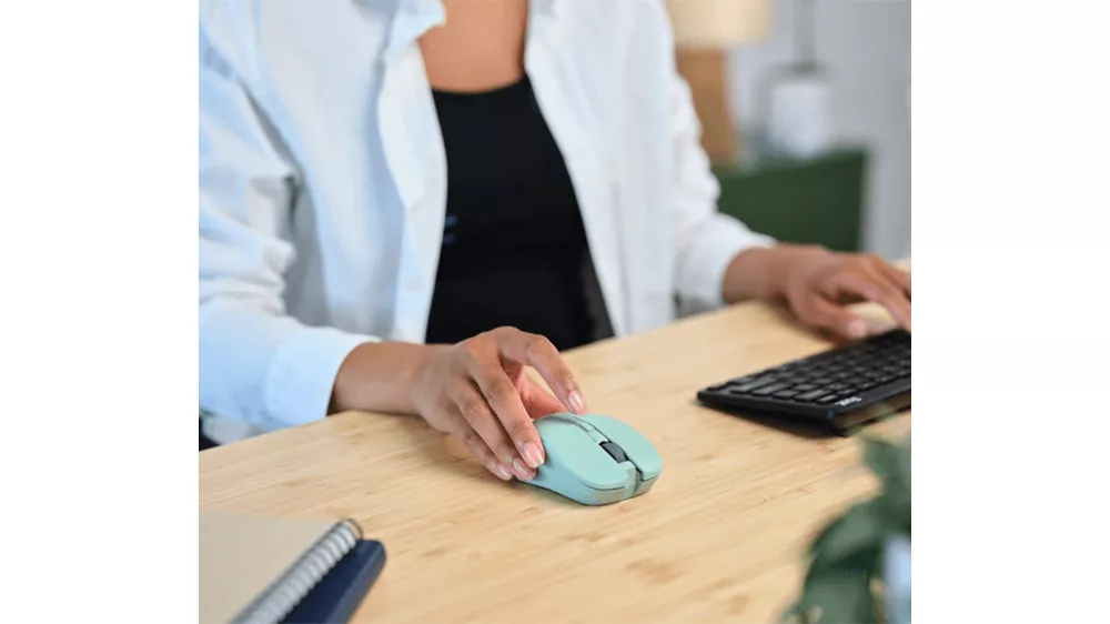 My&scaron; Trust Mydo Silent 25042 Green pri použ&iacute;van&iacute;, zobrazuj&uacute;ca ergonomick&yacute; tvar a optick&yacute; senzor pre presn&eacute; ovl&aacute;danie