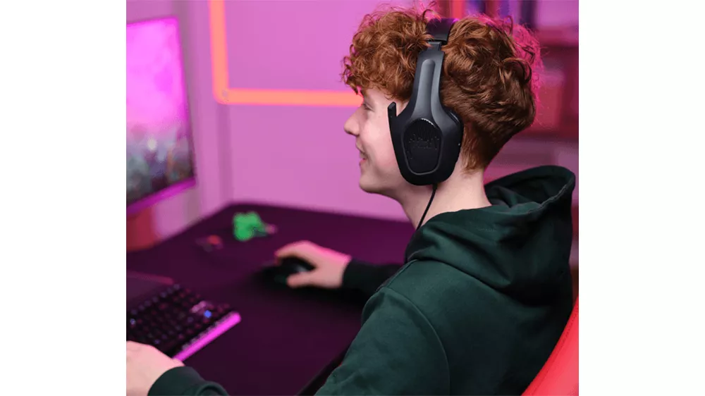 3v1 herný set Trust GXT 790 Tridox čierna s detailom na myš s optickým senzorom pri hernom použití