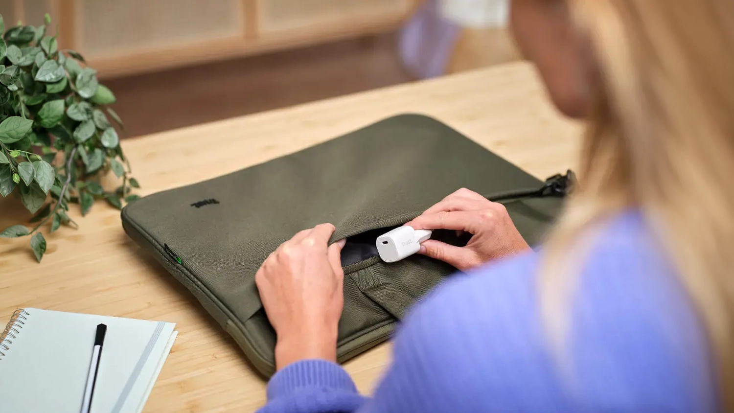Žena vkládá nabíjecí adaptér Trust Maxo 20 W USB-C do brašny
