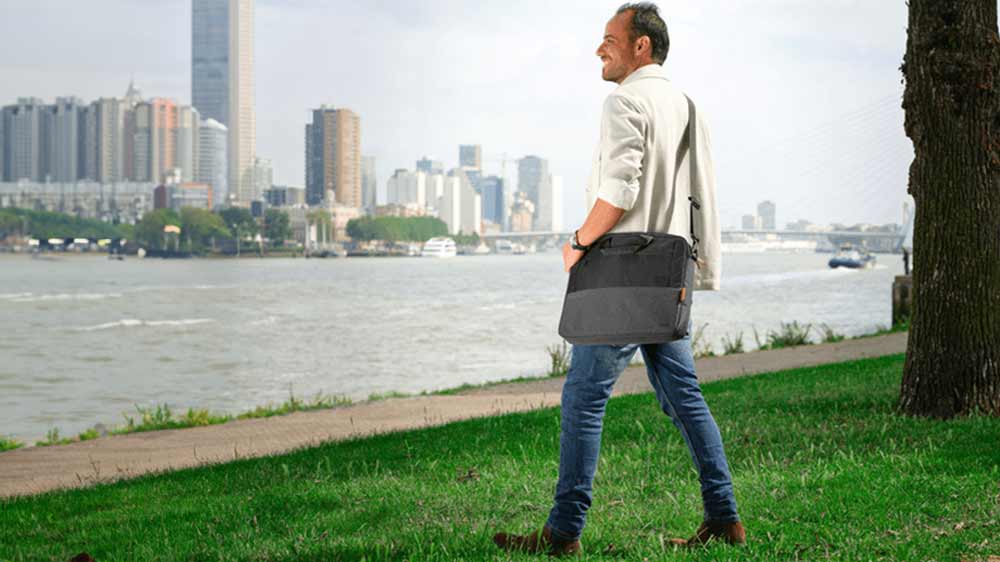 Muž s brašnou TRUST venku_02