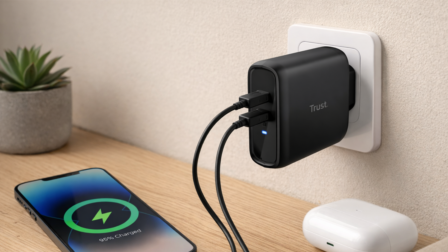 Napájací adaptér Trust Maxo Dual 65W v zásuvke a v ňom zapojené 2 USB-C káble
