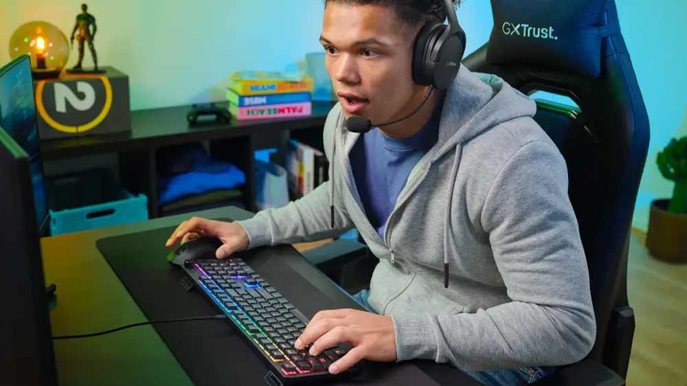 Mladý muž hrající hru pomocí klávesnice Trust GXT 866 Torix US_02