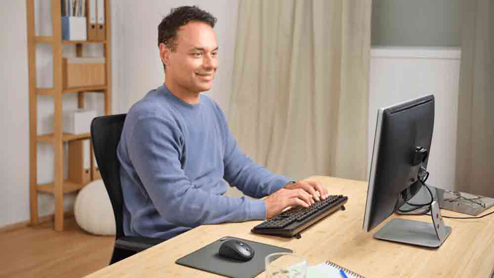 Muž pracujúci na klávesnici Trust Ody II_02