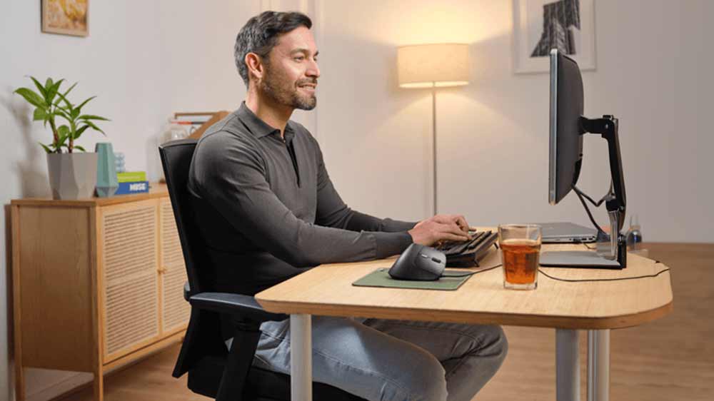 Žena pracující na pc s myší Trust Bayo II _02