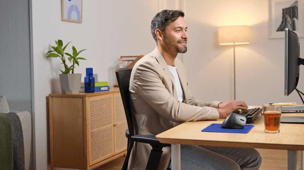 Muž pracujúci na počítači s myšou Trust BAYO II Black _02