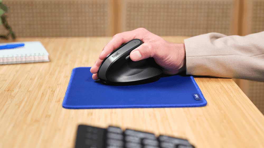 Ruka položená na myši Trust BAYO II Black_03