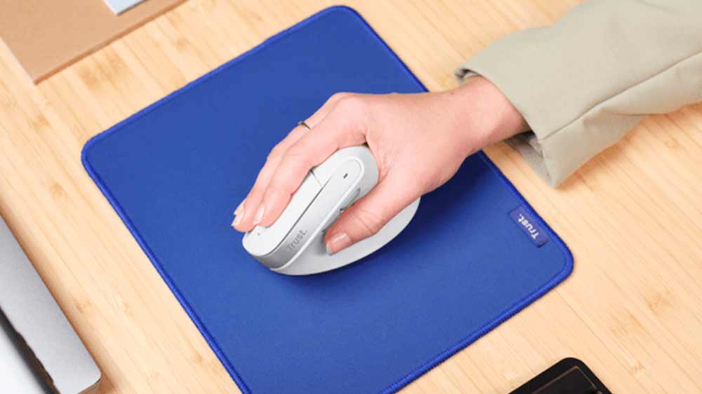 Muž pracujúci na počítači s myšou Trust BAYO II White _02