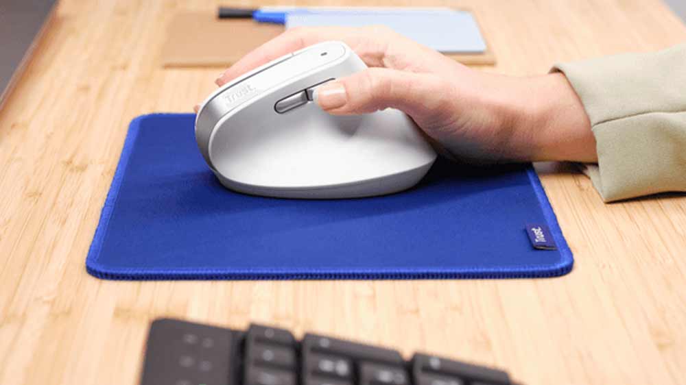 Ruka položená na myši Trust BAYO II White_03