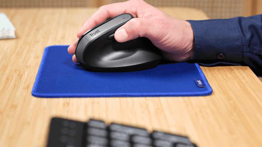 Bezdrôtová myš Trust Bayo+ vedľa klávesnice_03