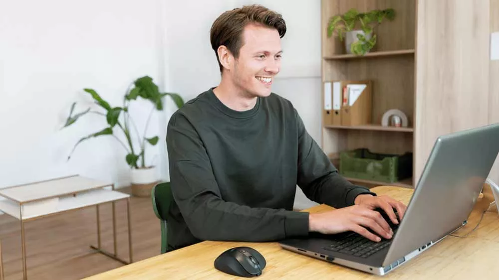 Muž pracující na PC s optickou myší Trust FYDA ECO _02