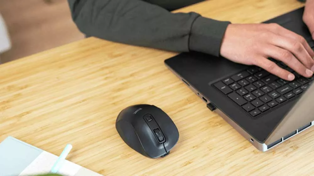 Bezdrátová optická myš Trust FYDA ECO vedle notebooku_03