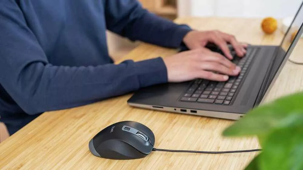 Optická myš Trust Fyda Eco vedle notebooku_02