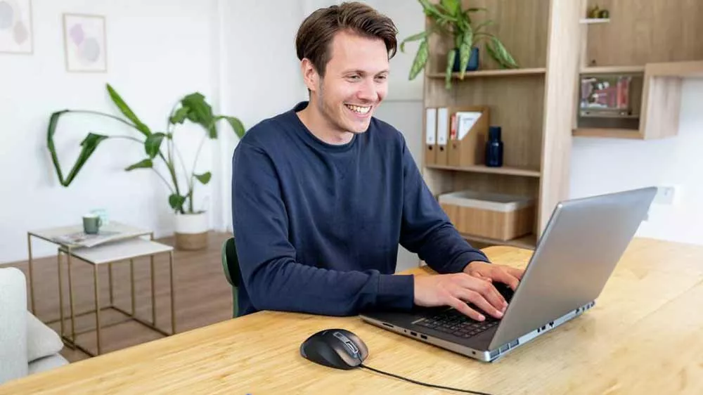 Muž pracující na PC s myší Fyda Eco_03