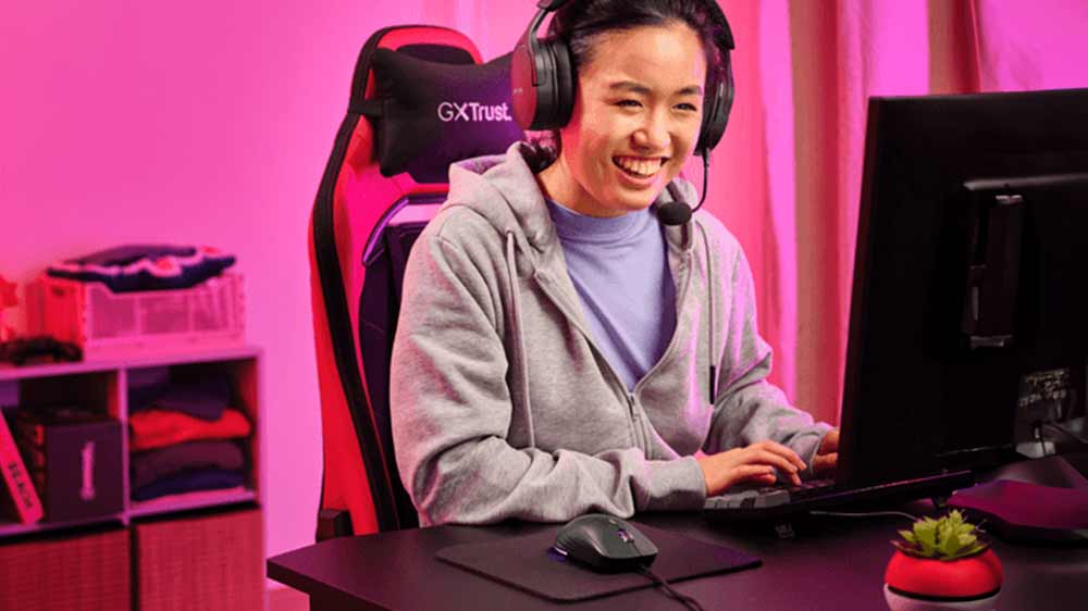 Žena hrajúca na počítači_02