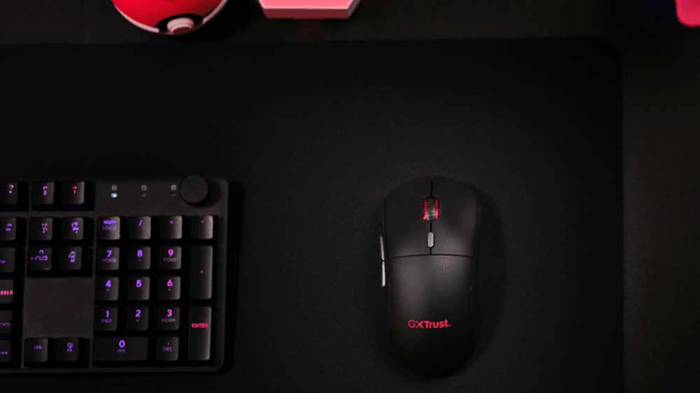 Myš Trust GXT 926 Redex II pri klávesnici_03