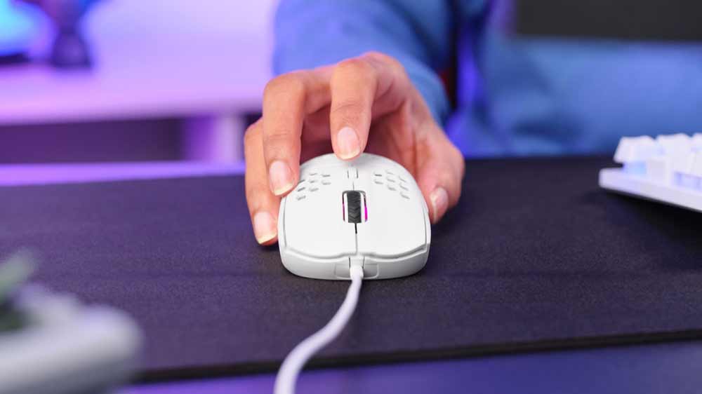 Ruka držící herní myš Trust GXT 928 Helox_02