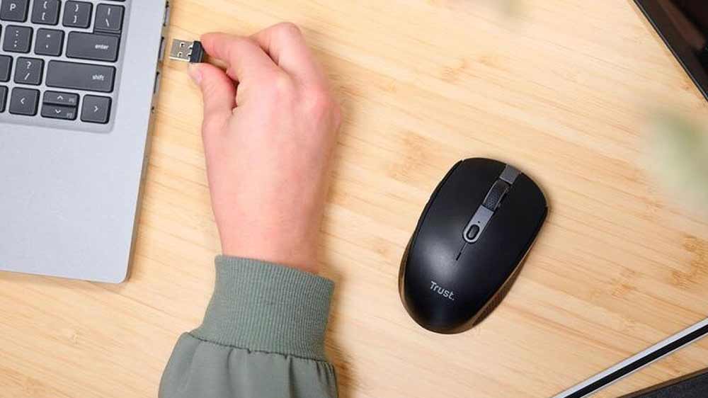 Připojení bezdrátové myši Trust Ozaa Compact Multi-Device Wireless Mouse Black k noteboku_02