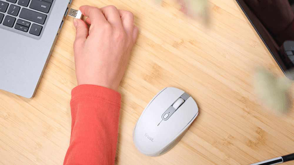 Připojení bezdrátové myši Trust Ozaa Compact Multi-Device Wireless Mouse White k noteboku_02