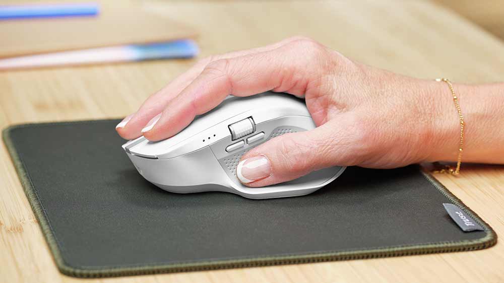 Ruka držící myš Trust Ozaa+_03