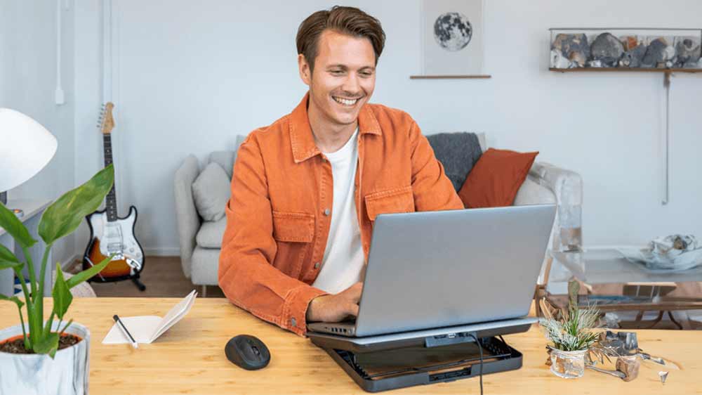 Muž pracující na notebooku s myší Trust Primo Wireless_02