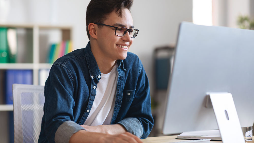 Muž pracuje na počítači s bezdrátovou myší_02