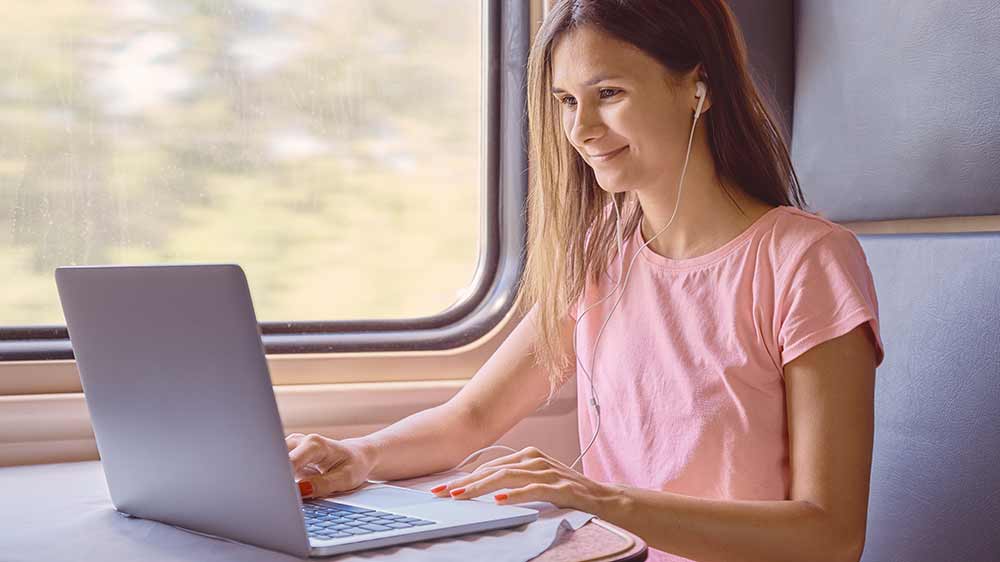 Žena pracuje na notebooku ve vlaku_03