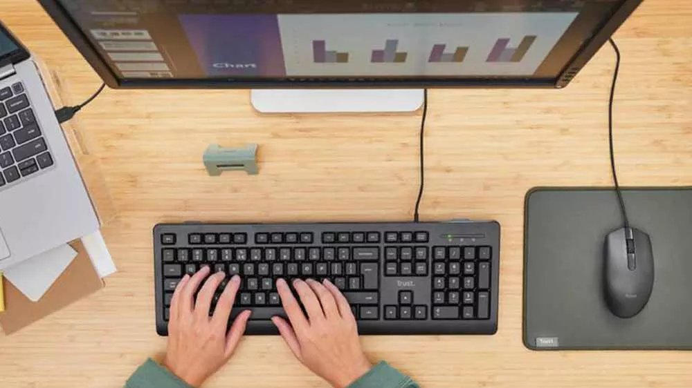 Žena pracujúca na pc pomocou myši Trust TM-101 BK_02