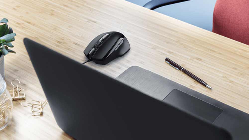 Myš Trust Voca Comfort na stole_02