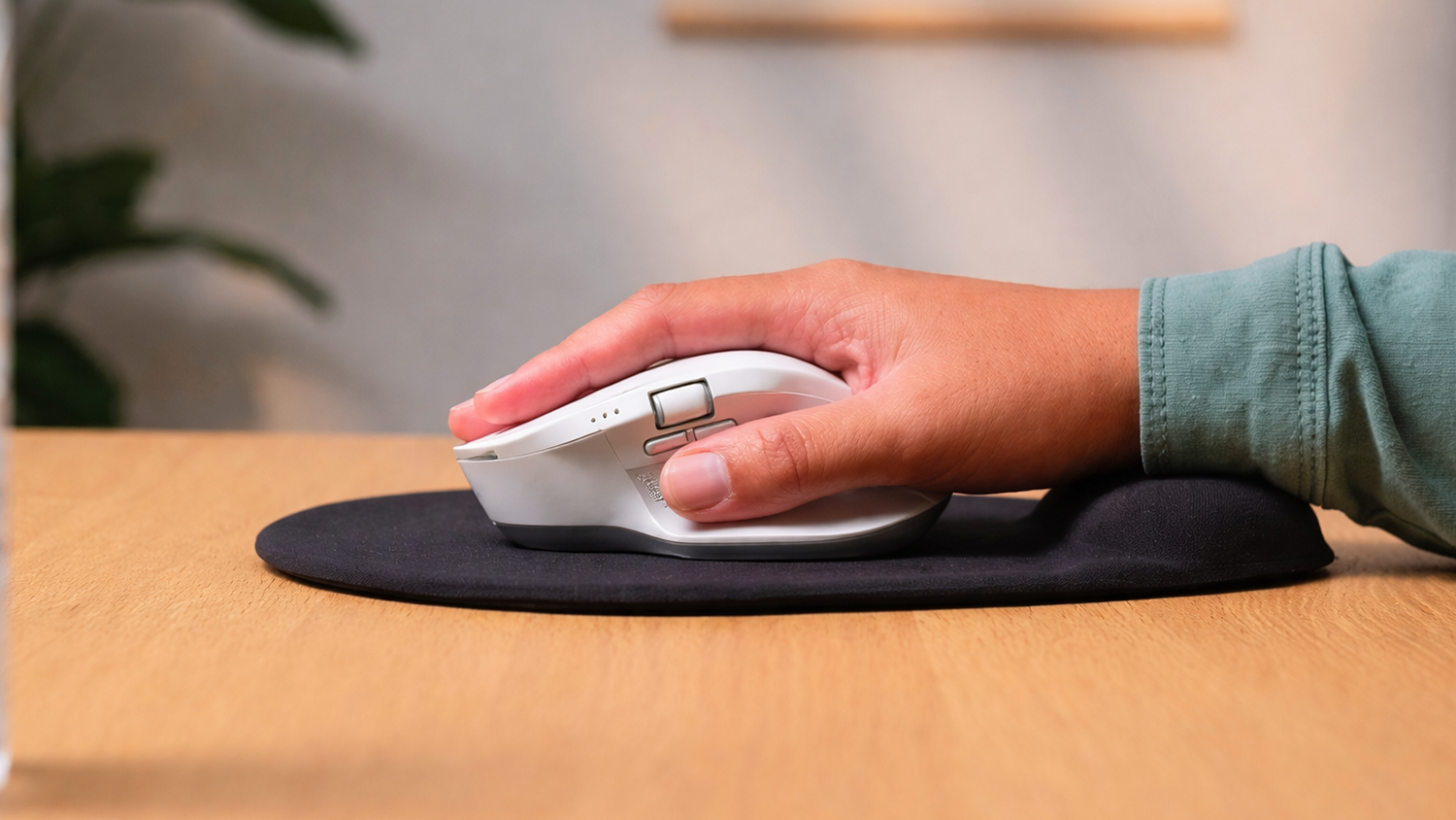 Pohľad na podložku Trust BigFoot zboku, ako ergonomicky podporuje zápästie