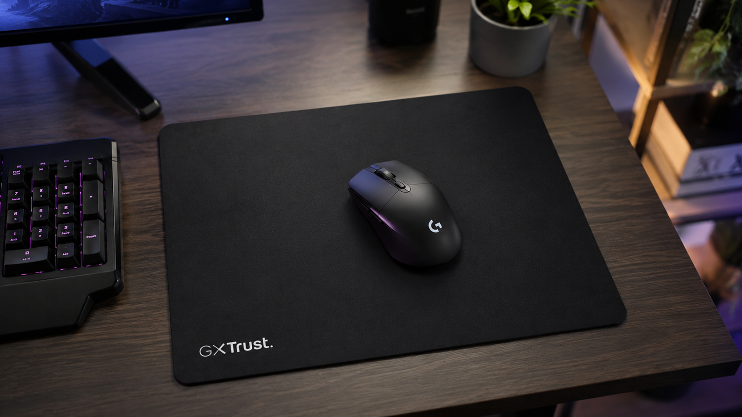 Podložka pod my&scaron; Trust GXT 754 L black na pracovn&iacute;m stole
