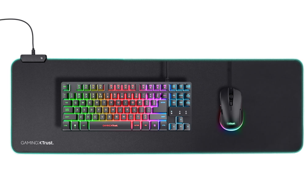 Podložka pod myš Trust GXT 764 Glide-Flex XXL RGB, na níž je položená klávesnice a myš_02