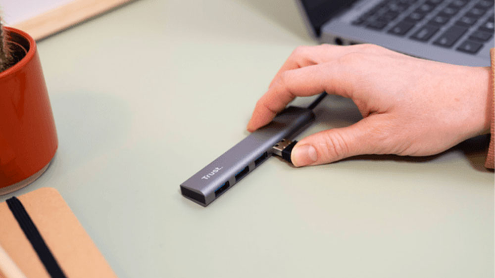 Človek zapojujúci kábel do rozbočovača Trust Halyx _02