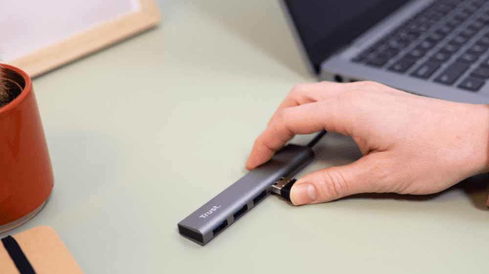 Človek zapojujúci kábel do rozbočovača Trust Halyx _02