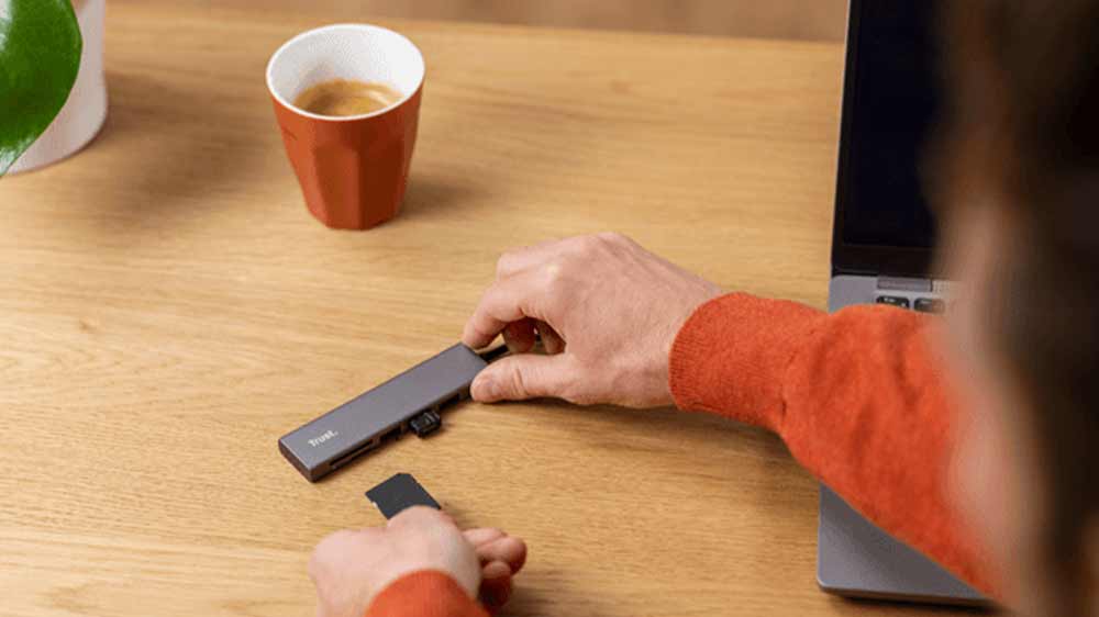 Človek zapojujúci kartu do rozbočovača Trust Halyx _02