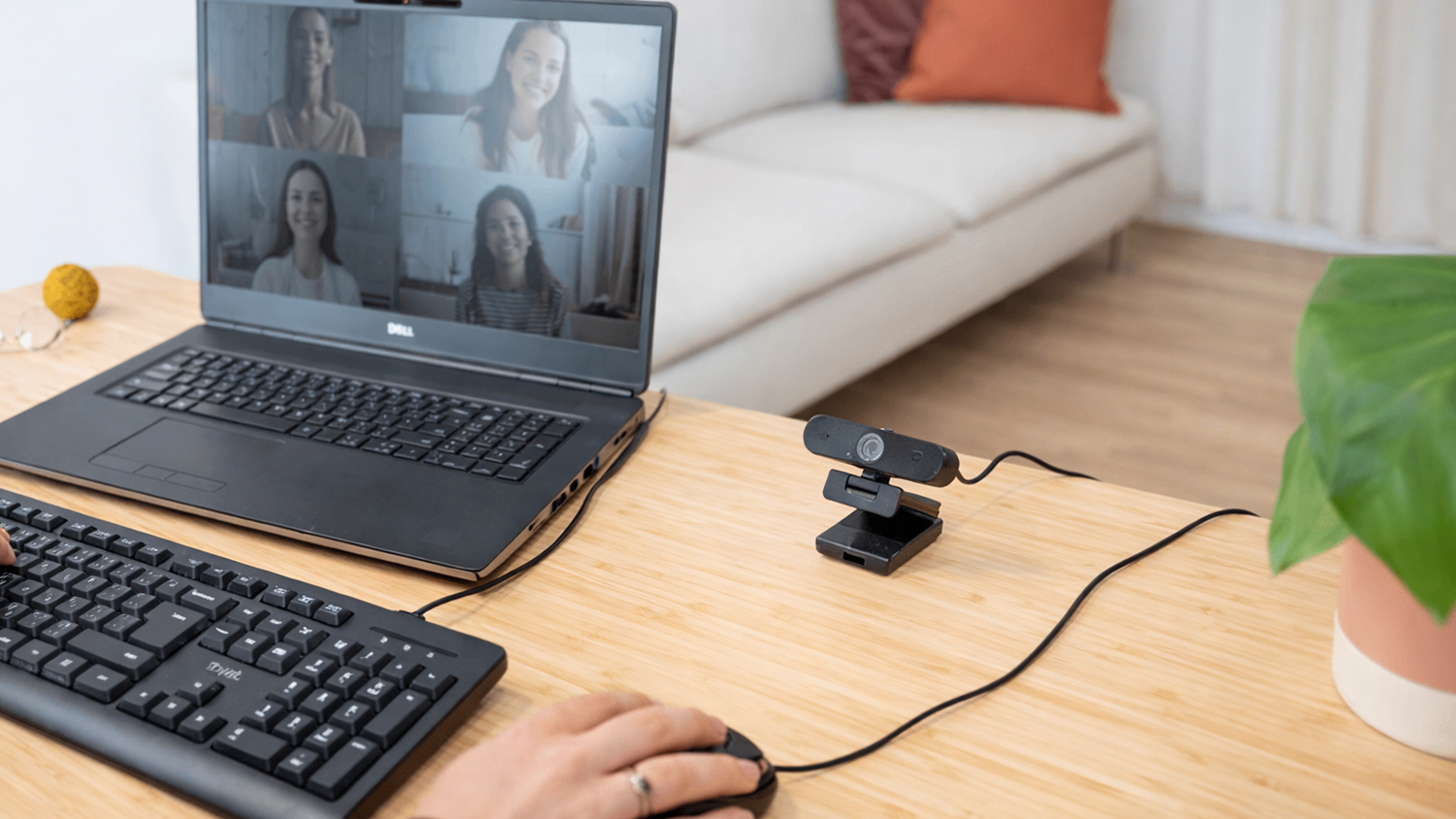 Videohovor s webkamerou Trust Taxon QHD Webcam ECO na stole