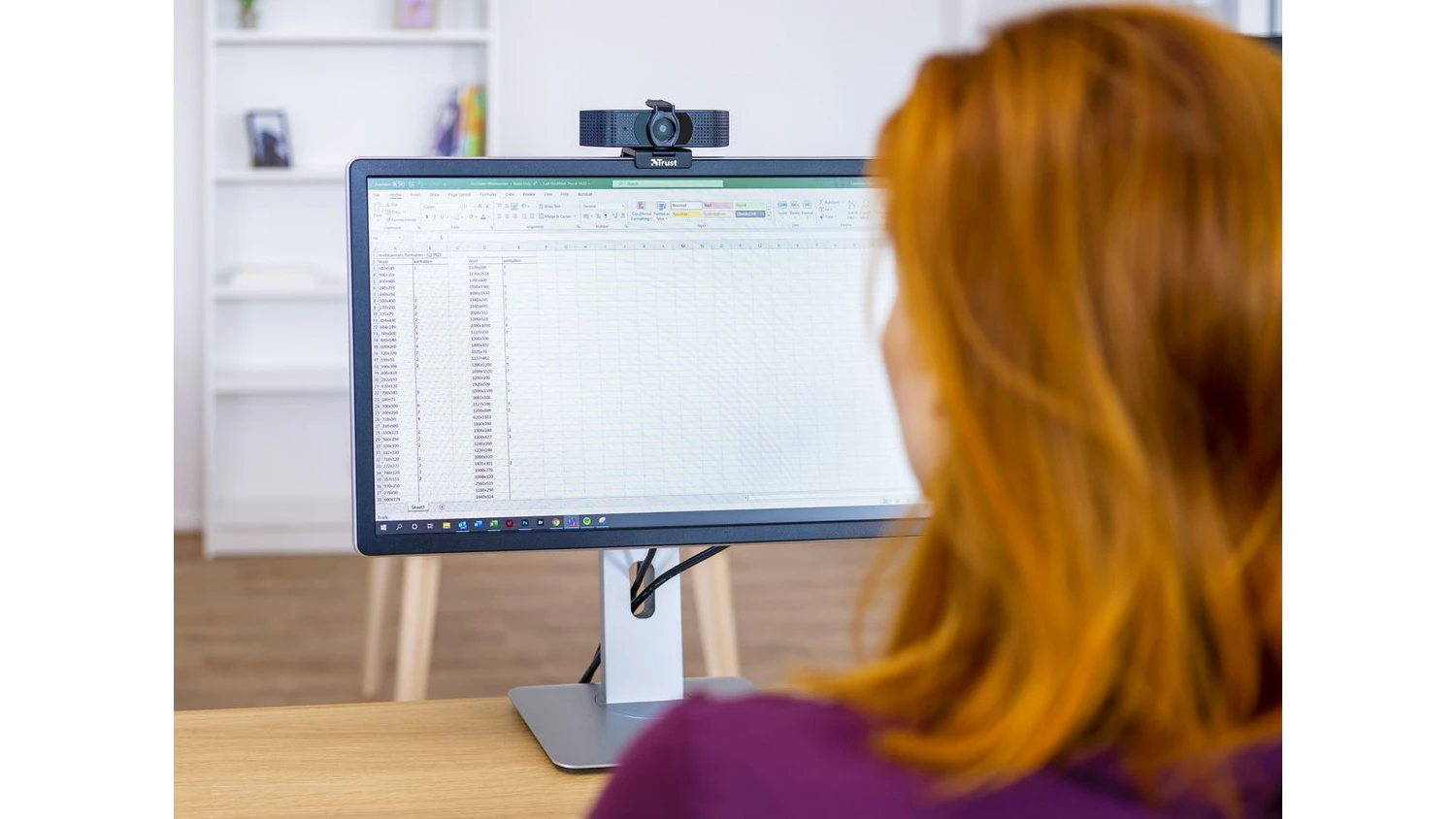 Žena využíva pri práci na notebooku WEB kameru Trust 4K UHD