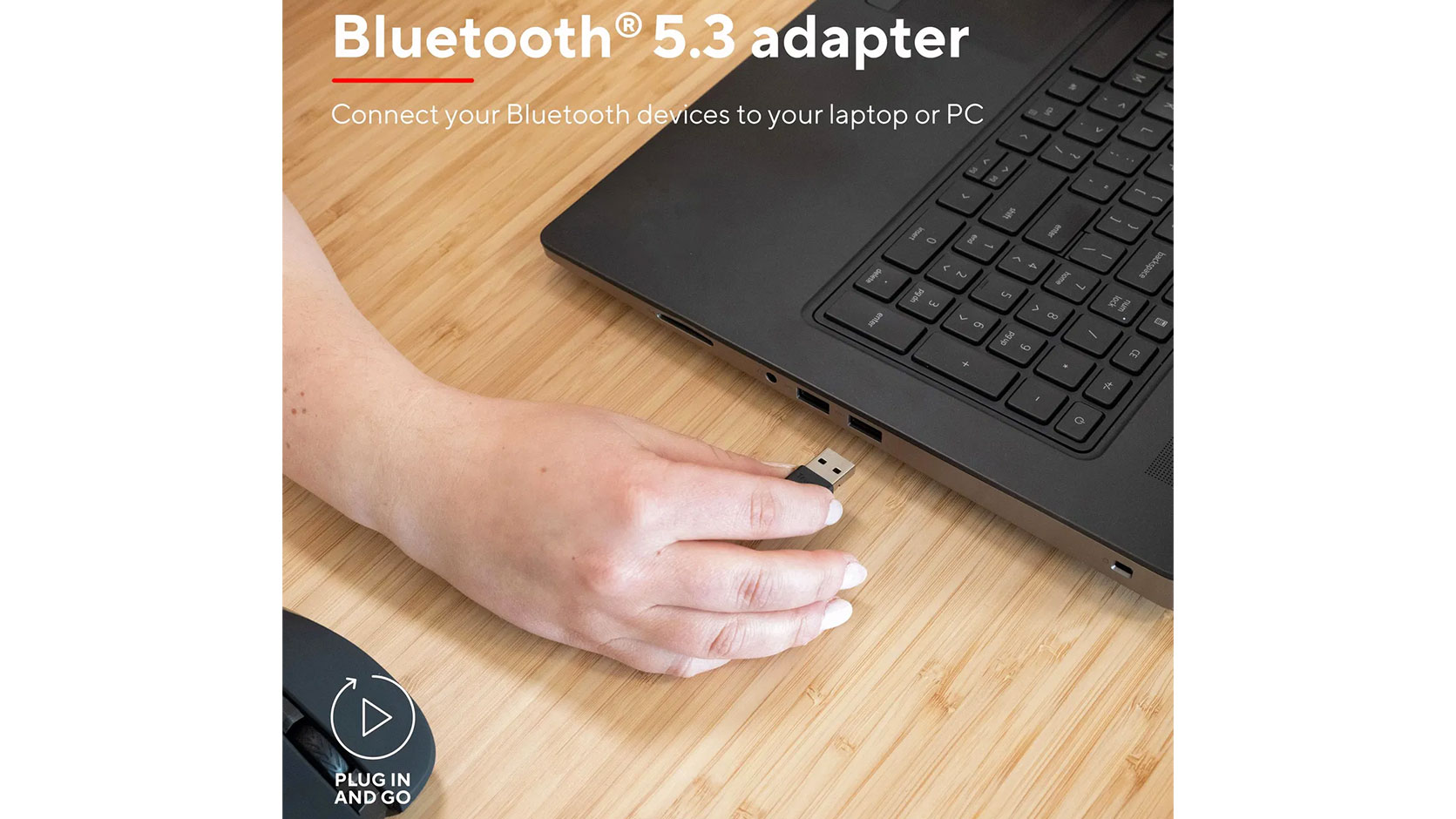 Ruka připojující adaptér Trust Myna do notebooku_02