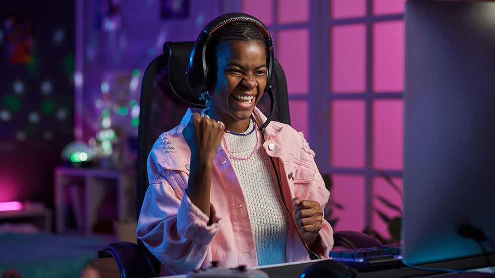 Žena před počítačem se raduje z výhry_03