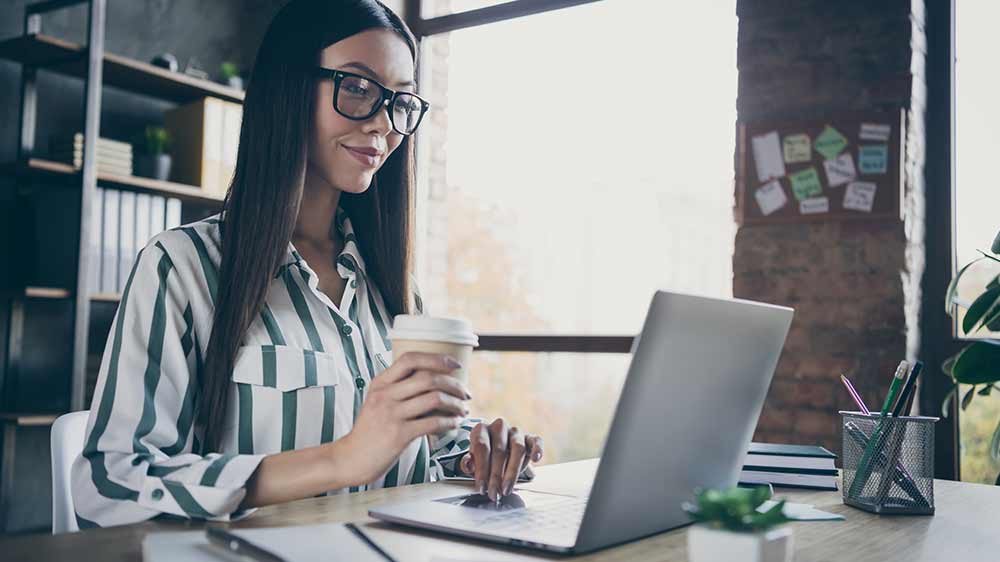 Žena pracuje na notebooku_02