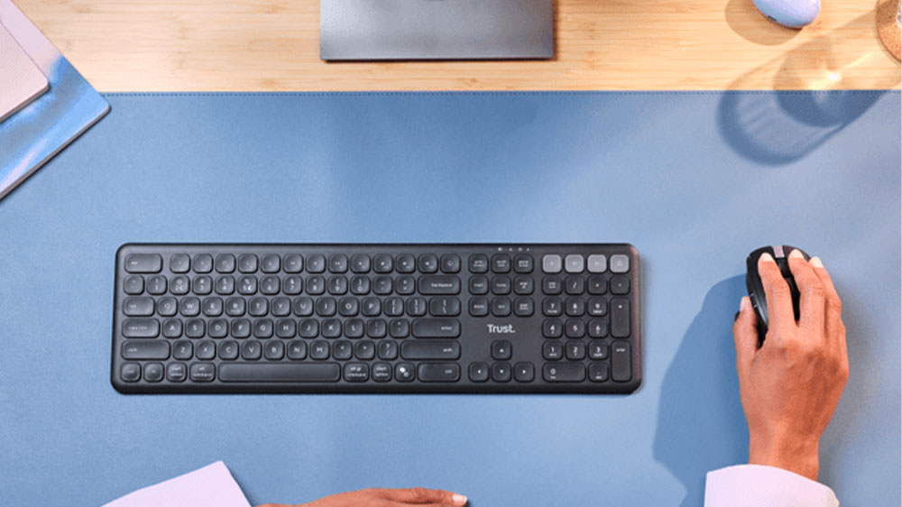 Bezdrátová klávesnice Trust Vaiya US Black na stole_02