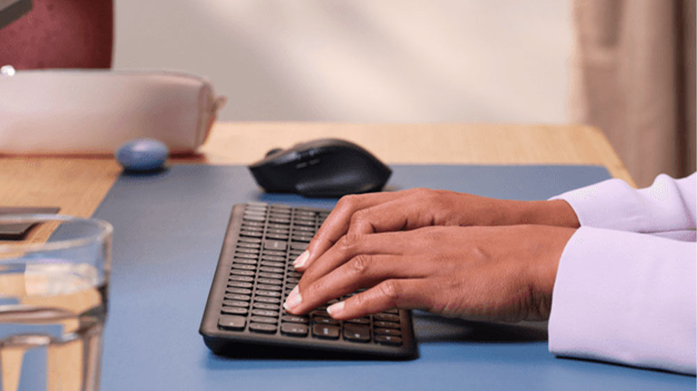 Žena píše na bezdrátové klávesnici Trust Vaiya US Black_03