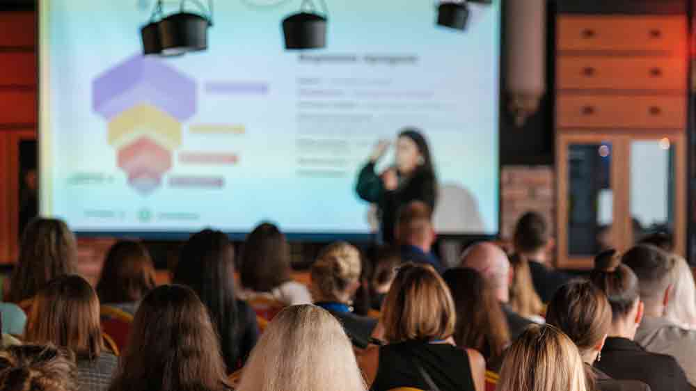 Publikum poslouchající prezentaci_02