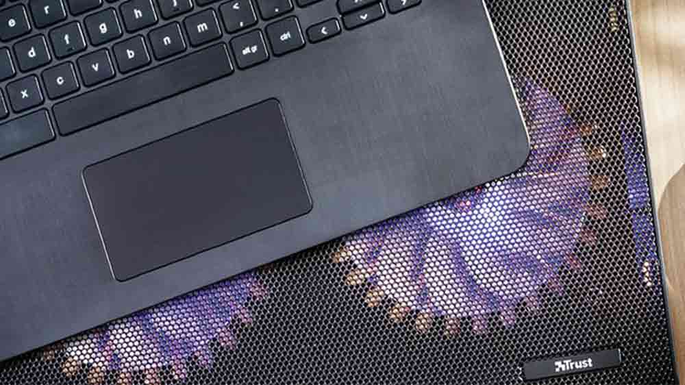 Notebook položen&yacute; na chladic&iacute; podložce Trust Azul Laptop Cooling Stand Dual_02
