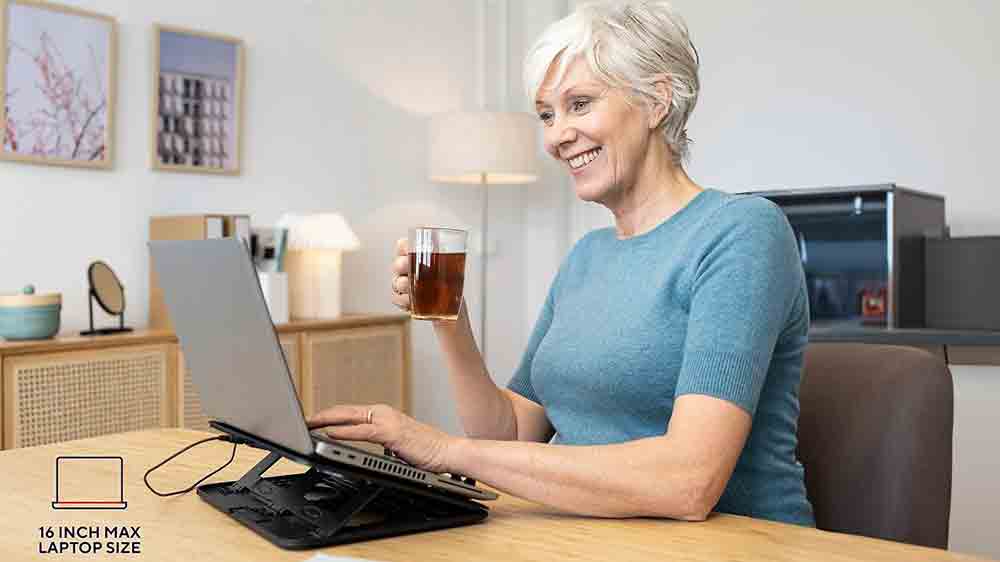 Žena pracující na notebooku položeném na chladicí podložce Trust Cyclone Cooling Stand_02