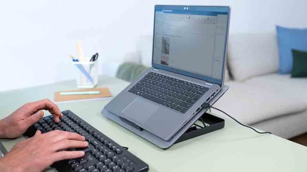 Notebook položený na chladicím stojanu TRUST_03