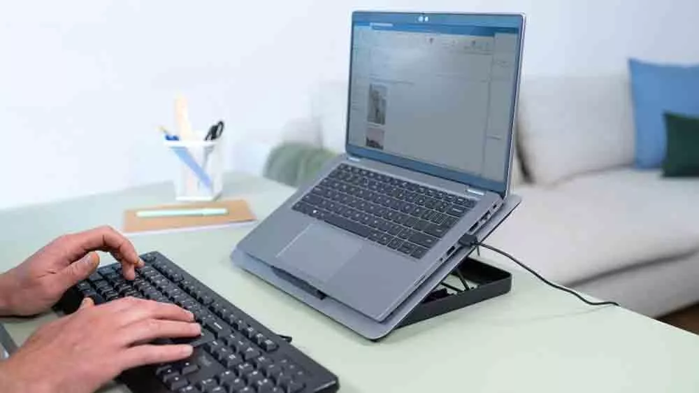 Notebook položený na chladiacom stojane TRUST_03