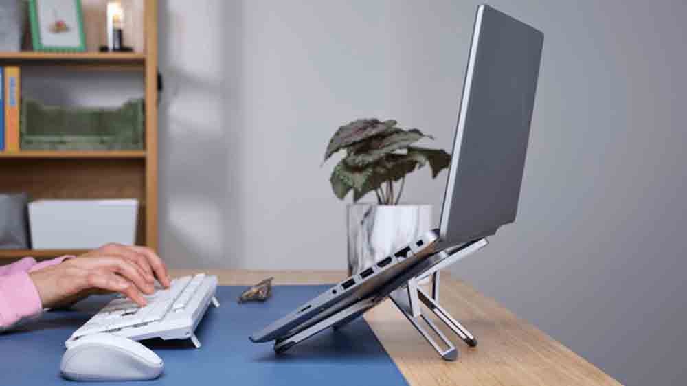 Notebook položený na stojanu Trust Macy na pracovním stole_02